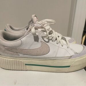 WOMENS COURT LEGACY LIFT SNEAKER
Size 8 womans 
Worn under 5 times